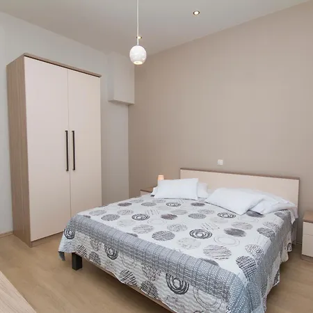 10 Apartment *