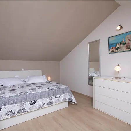 10 Apartment *